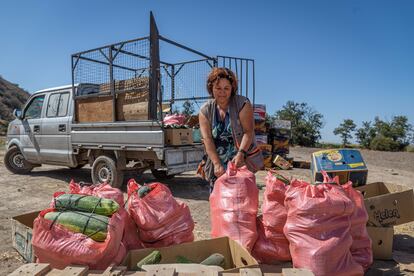 La Fundación Hogar Niño Jesús reparte cestas de frutas y verduras a más de 2.500 familias en situación de vulnerabilidad. Julia Lespinasse Tapia, de 50 años y directora de fundación, reconoce que, antes, a las personas mayores les daban bebida de cola o papas fritas. "Pero les generas un problema de salud como hipertensión”.