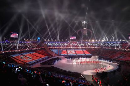 Atletas de Corea del Norte desfilan durante la ceremonia de apertura de los Juegos Paralímpicos de Pyeongchang 2018, el 9 de marzo de 2018.