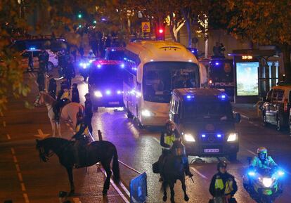 El autobús con los jugadores del River Plate a su llegada al estadio Santiago Bernabeu rodeado de medidas de seguridad.