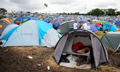 Un joven permanece dormido dentro de una tienda el último día del festival, 29 de junio de 2014.