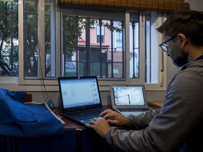 Un hombre teletrabaja desde su casa.