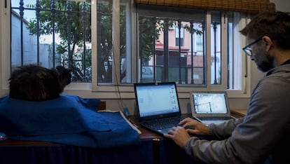 Un hombre teletrabaja desde su casa.