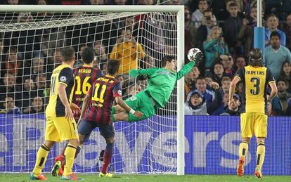 Courtois hace una parada en el partido de ida de semifinales de Champions entre Barça y Atletico de Madrid.