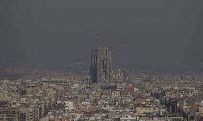 Contaminación atmosférica sobre la ciudad Barcelona durante un pico de polución a principios de 2020.