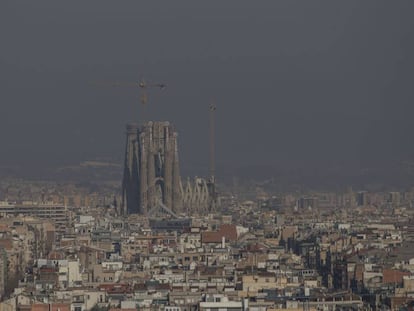 Vista aérea de Barcelona durante um dia de poluição em janeiro de 2020.