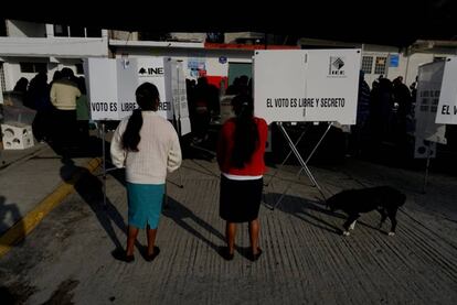 Ciudadanos mexicanos votan durante las primeras horas de la jornada electoral en la comunidad de San Ildefonso, Hidalgo el día 01 de julio de 2018.