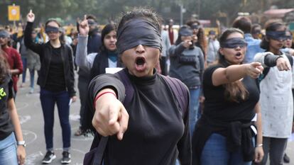 Ativistas participar no protesto em Nova Delhi, neste sábado.