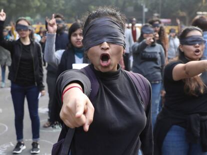 Ativistas participar no protesto em Nova Delhi, neste sábado.