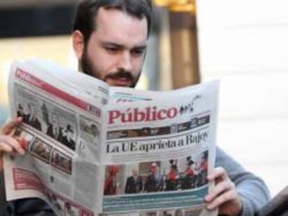 Un lector con un ejemplar del periódico Público