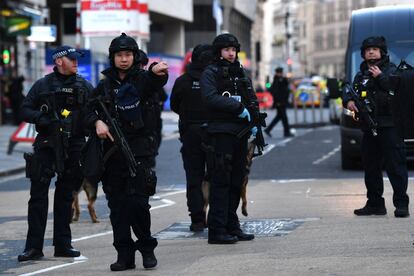 Agentes de policía montan guardia frente a la estación de Cannon Street, cerca de la zona acordonada.
