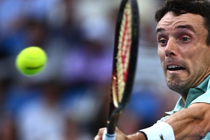 Bautista golpea la pelota durante el partido contra Murray en Melbourne.