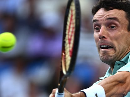 Bautista golpea la pelota durante el partido contra Murray en Melbourne.