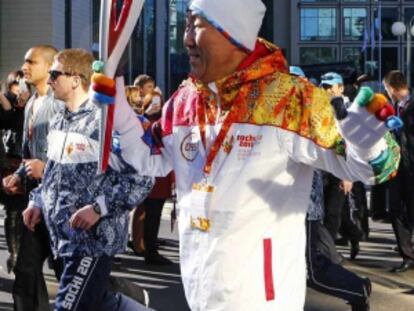 El secretario general de la ONU, Ban Ki-moon, porta la antorcha ol&iacute;mpica en Sochi.