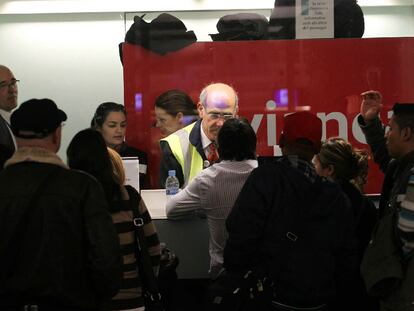 Un grupo de pasajeros se agolpa ante el mostrador de la compañía Avianca en el aeropuerto de El Prat.