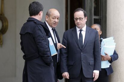 El ministro francés de Defensa, Jean-Yves Le Drian, conversa con el presidente francés, Francois Hollande junto al primer ministro francés, Manuel Valls al salir de la reunión mantenida el 10 de enero en el palacio presidencial del Elíseo, París.