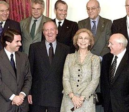 Los reyes de España, junto a Mijail Gorbachov, el presidente Aznar y los ex presidentes Felipe González, Adolfo Suárez y Leopoldo Calvo Sotelo.
