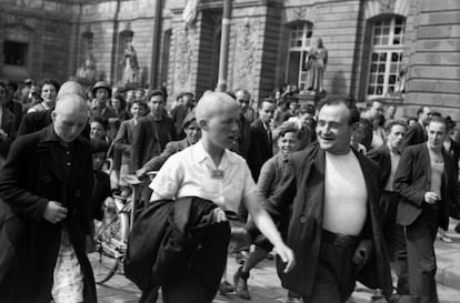 Mujeres acusadas de haber colaborado con los nazis, en Rennes en 1944.