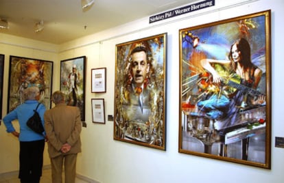 Los cuadros de Nicolas Sarkozy y Carla Bruni, en la exposición de Pal Sarkozy en Budapest.