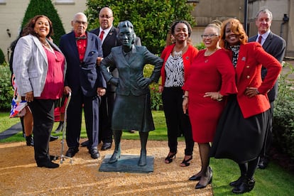 La familia de Henrietta Lacks en la inauguración de su estatua en Bristol, en 2021.