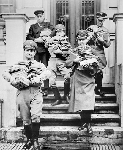 Miembros del partido nazi llevándose libros confiscados (Hamburgo, mayo de 1933).