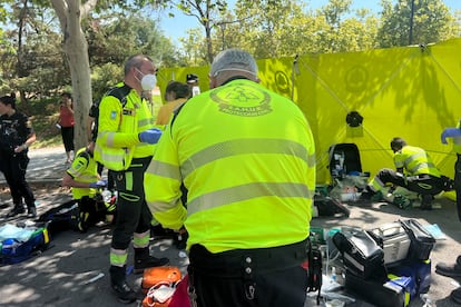 El Samur atiende al hombre de 44 años fallecido por un golpe de calor cuando paseaba por un parque de Latina.