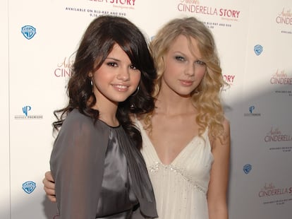 Selena Gomez y Taylor Swift en el estreno de 'Una Cenicienta moderna', protagonizada por la actriz, en Los Ángeles, California, en septiembre de 2008.