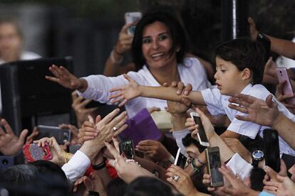 A mitad del recorrido, Francisco se bajó del auto cerrado que le transportaba para subirse al papamóvil, el vehículo parcialmente blindado y acristalado que utiliza en sus desplazamientos por las ciudades. En la imagen, el Papa intenta saludar a un niño a su llegada a la sede de la Nunciatura, el 15 de enero de 2018.