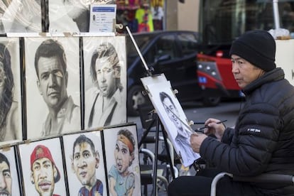 Un dibujante de la Rambla realiza un retrato 