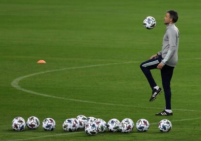 Luis Enrique, durante el entrenamiento de este lunes en el estadio de La Cartuja, en Sevilla, donde este martes se enfrentan España y a Alemania. / Julio Muñoz (EFE)