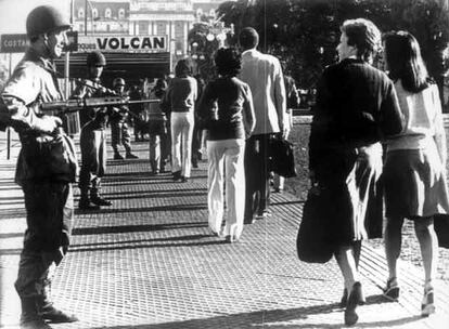 Control de acceso a la plaza de Mayo tras el golpe de Estado de 1976.