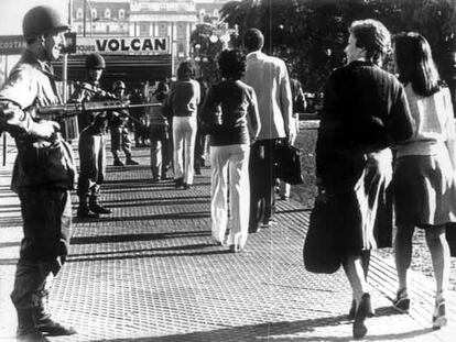 Control de acceso a la plaza de Mayo tras el golpe de Estado de 1976.