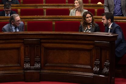 El consejero de Economía, Jaume Giró (izquierda), conversa en el Hemiciclo con la titular de Presidencia, Laura Vilagrà, y el 'president' Pere Aragonès (a derecha).