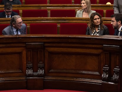 El consejero de Economía, Jaume Giró, de Junts, habla con el president Pere Aragonès, en presencia de la consejera de Presidencia, Marta Vilagrà.