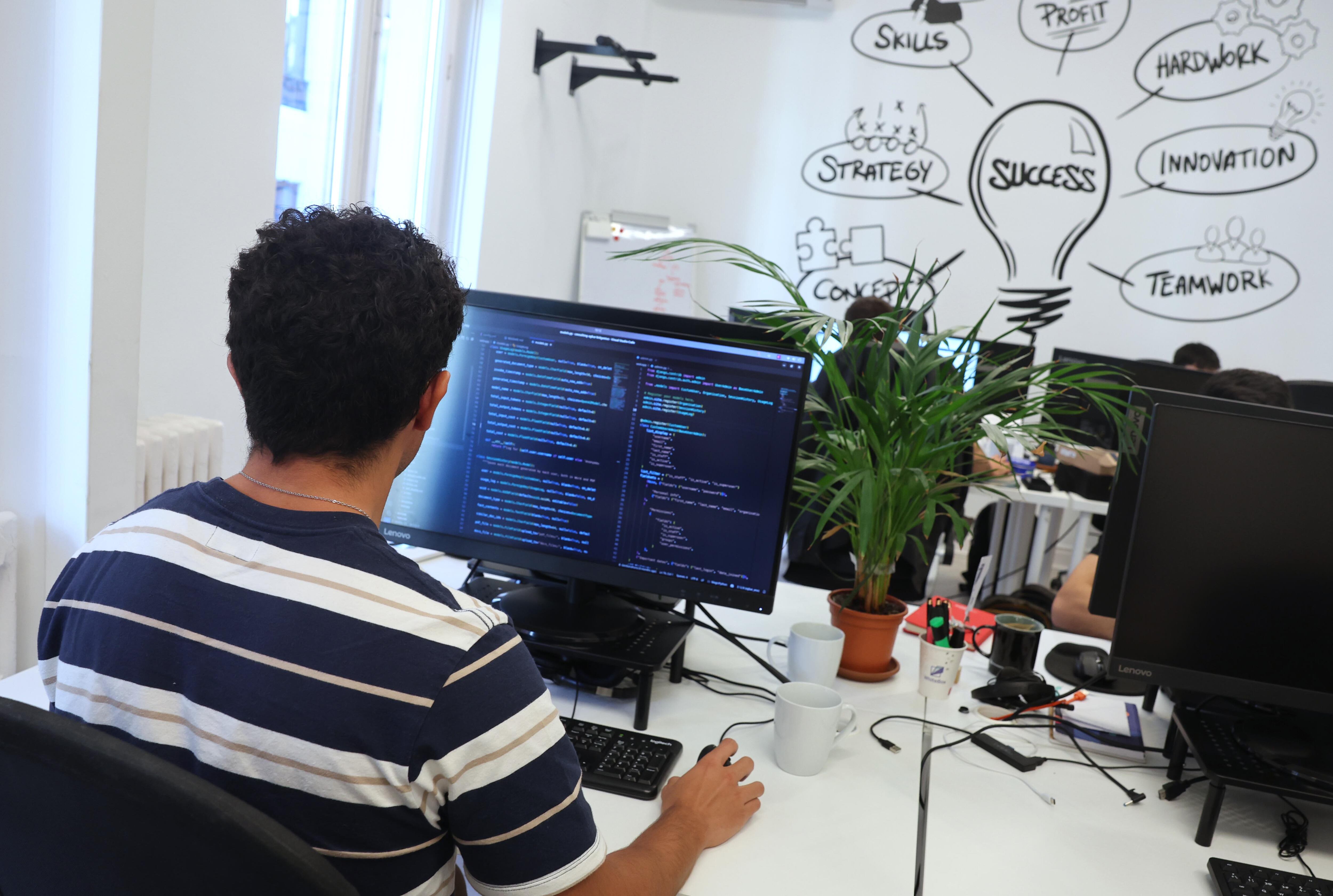 Daniel Barahona, desarrollador de IA para la startup Whitebox, en su oficina de Madrid, el pasado 6 de octubre.