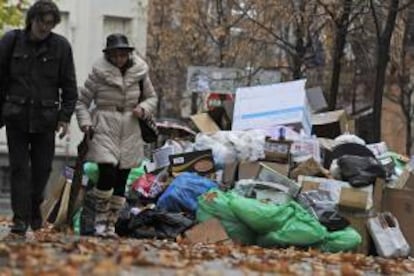 Aspecto que ofrece una calle de Granada donde se acumula la basura. EFE/Archivo