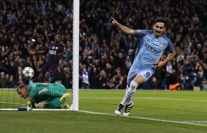 Ilkay Gundogan del Manchester City marca el empate en el partido que les enfrenta al Barcelona.