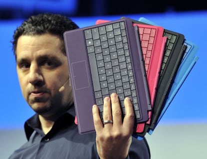 El vicepresidente de Microsoft Panos Panay ense&ntilde;a los nuevos teclados-funda.