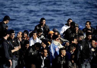 Parte del grupo de 700 inmigrantes que serán trasladados desde Lampedusa a Sicilia para ser repatriados a Túnez.