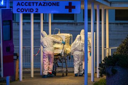 Trabajadores en una unidad de cuidados intensivos en el hospital Gemelli de Roma