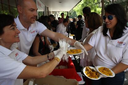 La agencia inmobiliaria Remax, contigua a la sede socialista, ha preparado una paella gigante para invitar a comer a los informadores. A lo largo de esta semana también les ha regalado bocadillos de jamón durante las eternas esperas.