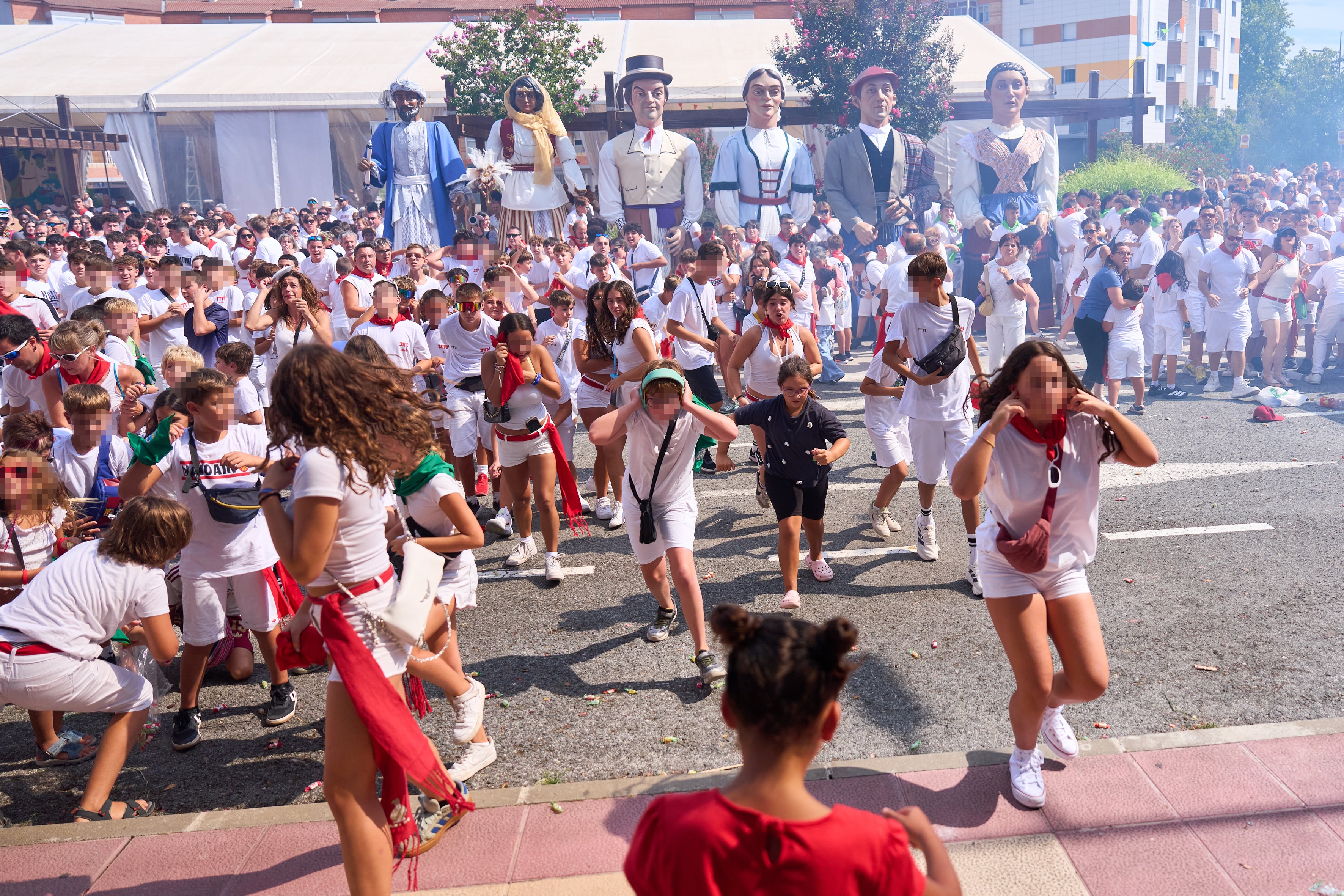 Al menos 50 heridos al estallar material pirotécnico en el inicio de las fiestas de Noáin (Navarra)