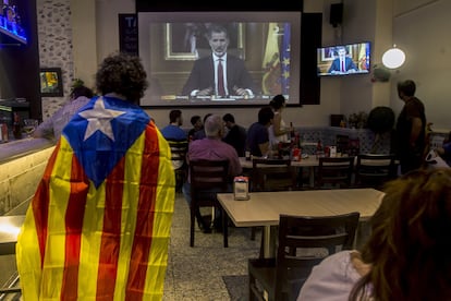 Varias escuchan el discurso del Rey Felipe VI sobre el desafío catalán, el 3 de octubre de 2017. 