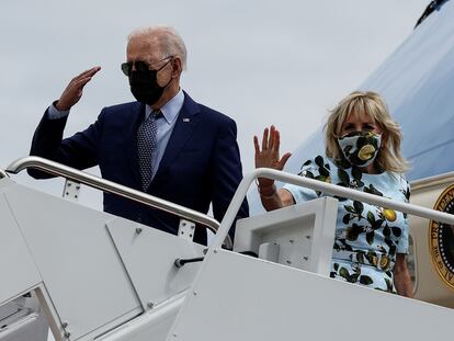 El presidente Joe Biden, este jueves a punto de partir hacia Georgia junto a su esposa, Jill Biden, a bordo del Air Force One, en Maryland.