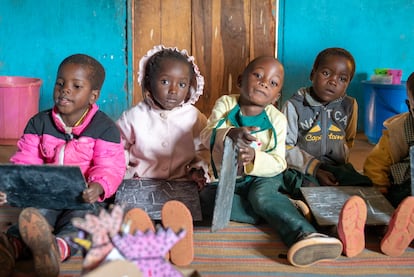 Estudiantes de preescolar aprenden en el aula de una escuela comunitaria dirigida por Impact Network, en la zona rural de Zambia, en abril de 2021.