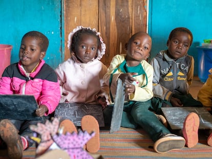 Estudiantes de preescolar aprenden en el aula de una escuela comunitaria dirigida por Impact Network, en la zona rural de Zambia, en abril de 2021.