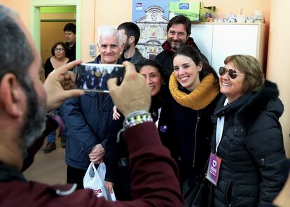 La dirigente de Unidas Podemos Irene Montero se hace una foto junto a un grupo de simpatizantes en la localidad madrileña de Galapagar.