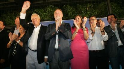 Alberto Fabra, entre el ministro Jos&eacute; Manuel Garc&iacute;a Margallo y la alcaldesa de Elche, Mercedes Alonso, anoche.