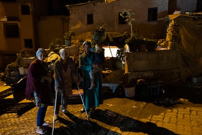 Rachida Aitzagut y sus cuñadas posan delante de su casa derruida por el seismo. 