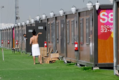 Barracones a las afueras de la capital que han construido para que muchos aficionados, numerosos españoles entre ellos, consigan alojamiento en Doha, Qatar.