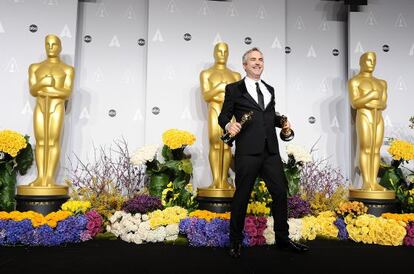 Mexican director Alfonso Cuarón with the two Oscars he received for 'Gravity'.